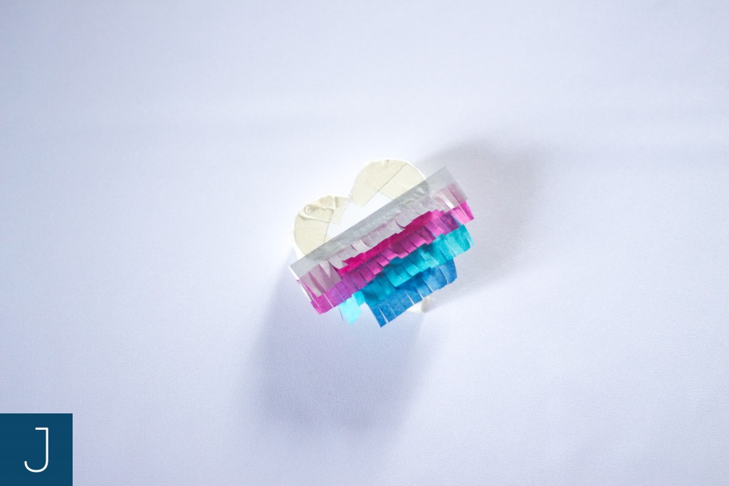 Mini pinata - przyklejanie pasków z bibuły | Justine Crafts