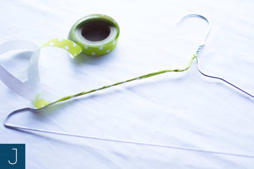 Wieszak z drutu - owinięcie taśmą | Justine Crafts