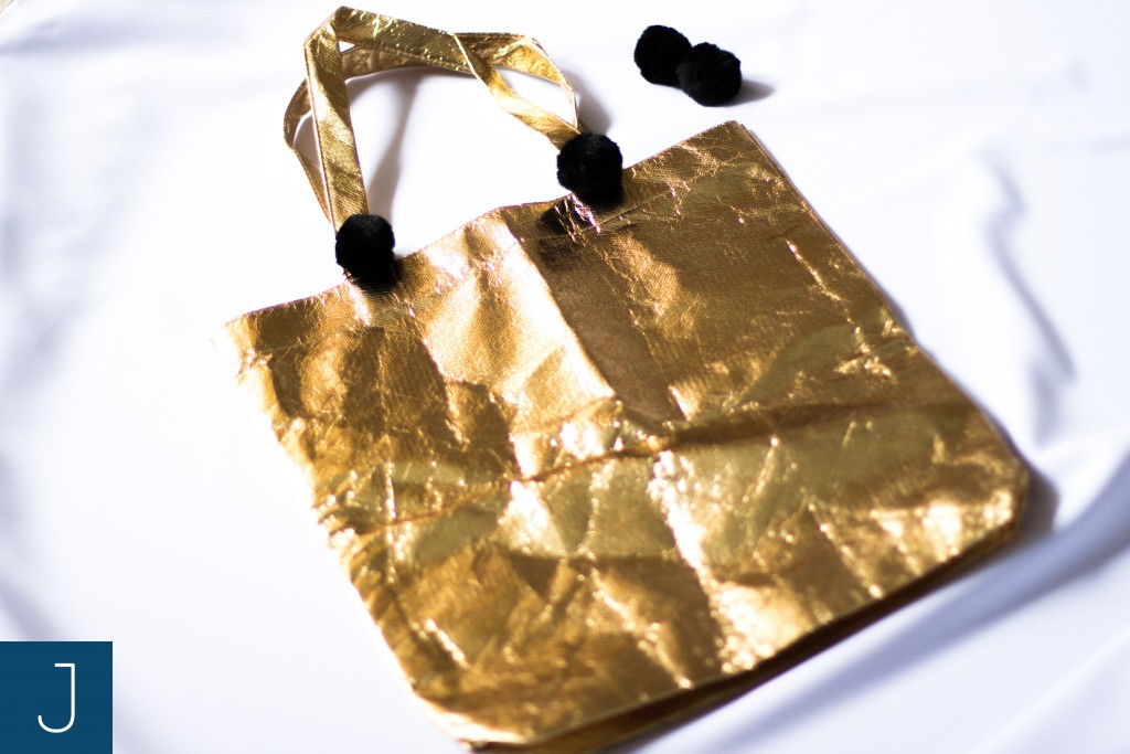 Futrzane kulki - złota torba | Justine Crafts