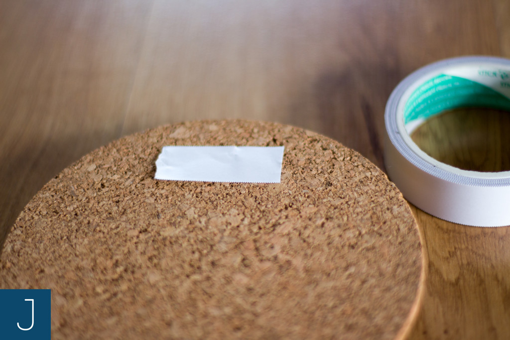 Jak zawiesić wianek lub lekki obrazek? - korek, taśma dwustronna|Justine Crafts