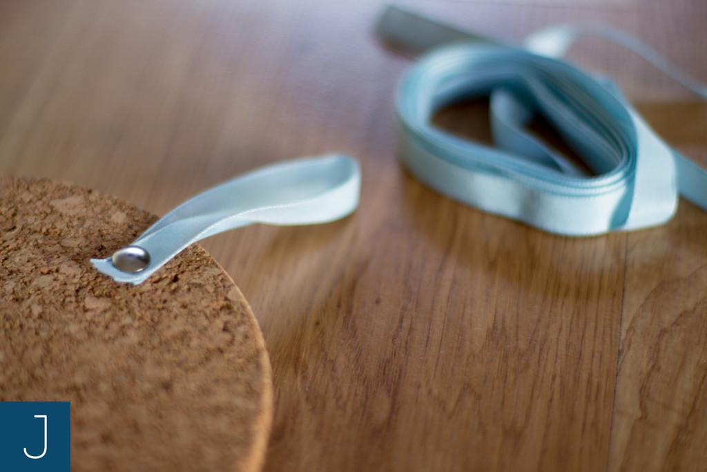 Jak zawiesić wianek lub lekki obrazek? - korek, tasiemka 1|Justine Crafts