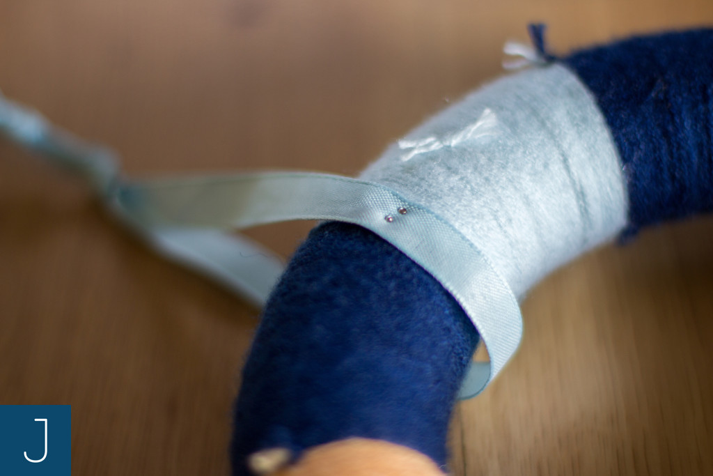 Jak zawiesić wianek lub lekki obrazek? - tasiemka 1 |Justine Crafts