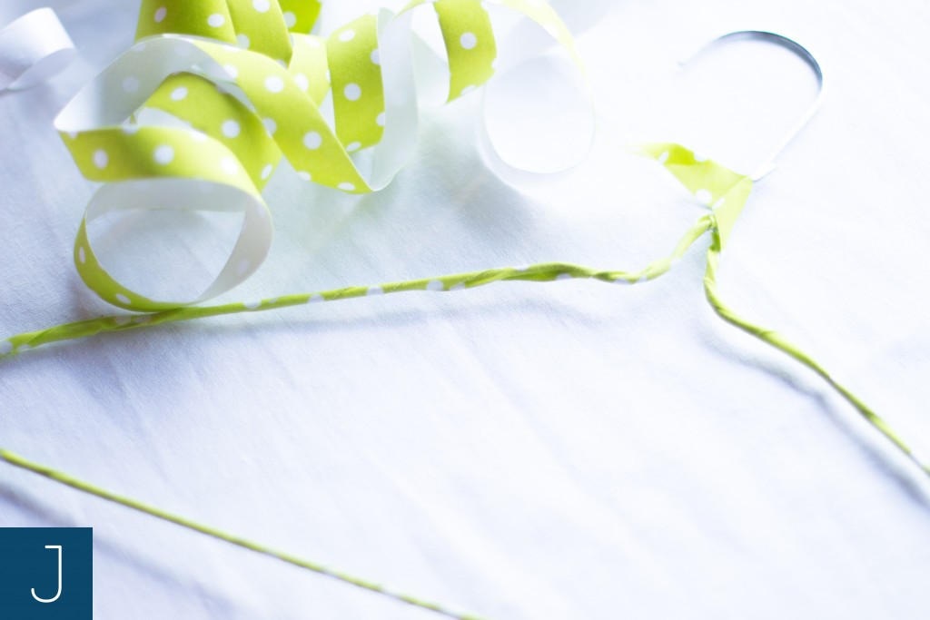 Wieszak z drutu - owinięcie taśmą 2 | Justine Crafts