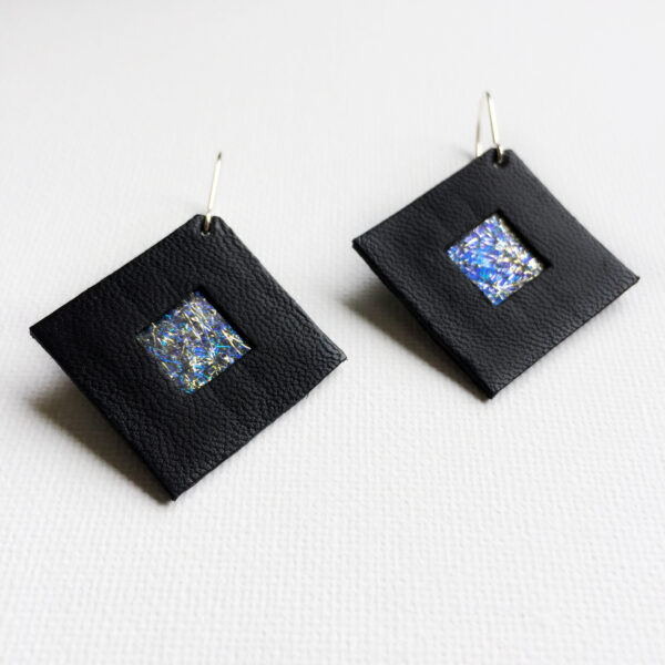 Kolczyki wiszące kwadraty ze skóry 2,5 cm | Justine Crafts Jewelry