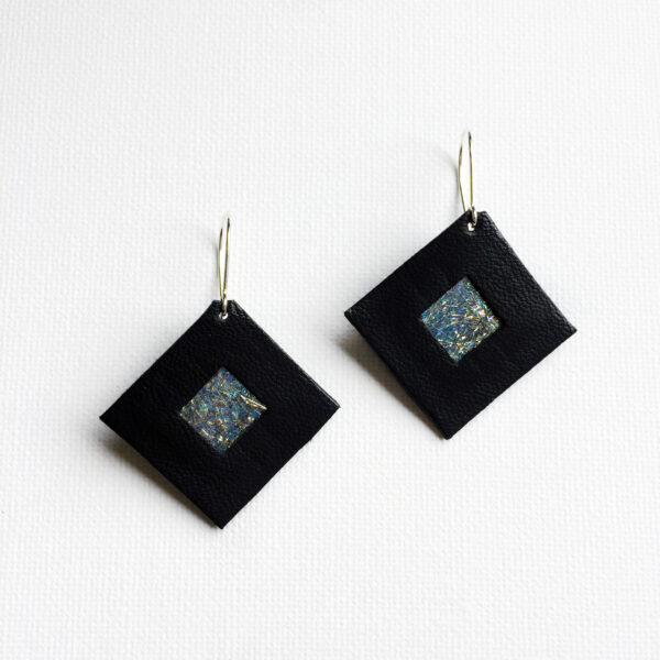 Kolczyki wiszące kwadraty ze skóry 2,5 cm | Justine Crafts Jewelry